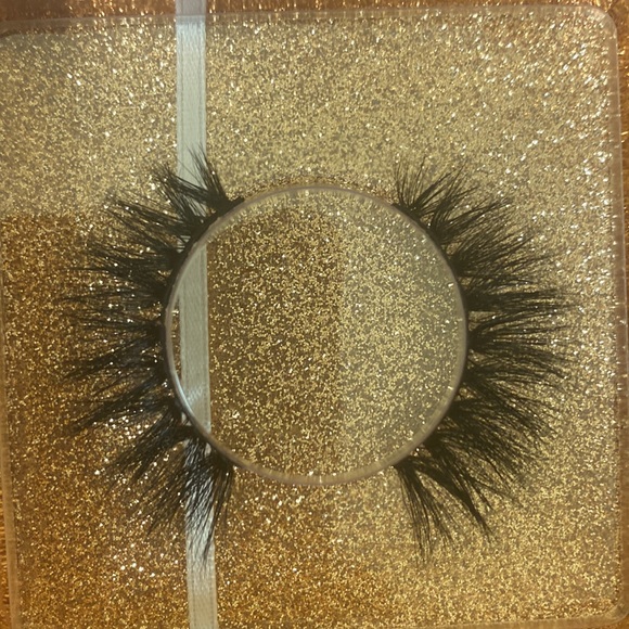 Lashes - Picture 11 of 16